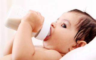 Почему новорожденные дети срыгивают после каждого кормления грудным молоком и смесью: разбираемся в причинах